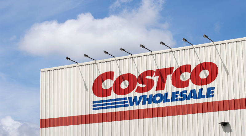 Bold headline image reading “Costco’s Lobster Mac and Cheese Is the Holiday Shortcut You Didn’t Know You Needed” in black serif font on white background