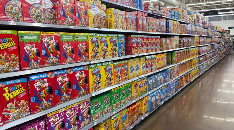Brightly colored packaged foods on U.S. grocery shelves highlighting continued use of synthetic food dyes